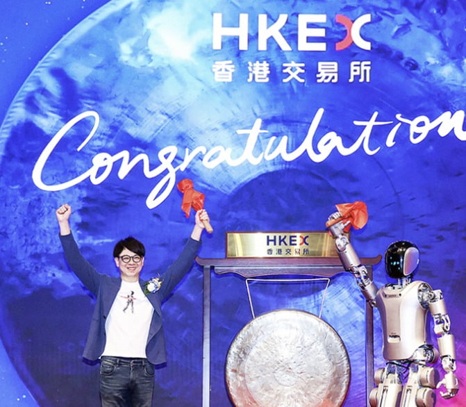 유비테크 기업공개 당시 IPO 북을 울리는 로봇.사진=바이두