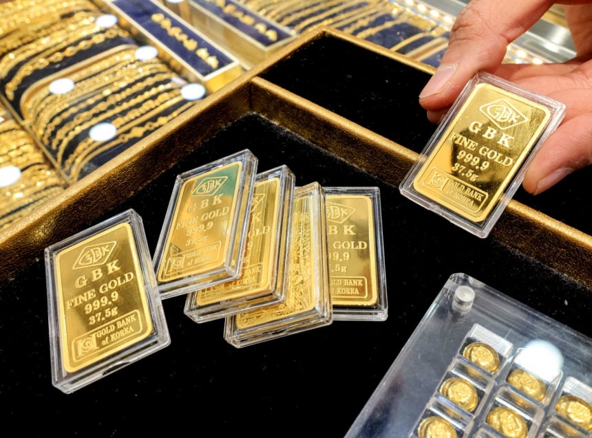 서울 종로구 한 금은방에서 직원이 골드바를 정리하고 있다.사진=뉴스1