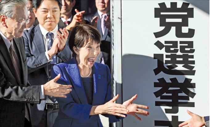 < 다카이치 총선모드 돌입 > 다카이치 사나에 일본 총리가 23일 도쿄 자유민주당﻿ 본부에서 열린 선거 본부 현판 설치 행사에서 박수를 치고 있다.이날 다카이치 총리는 각의(국무회의)를 열고