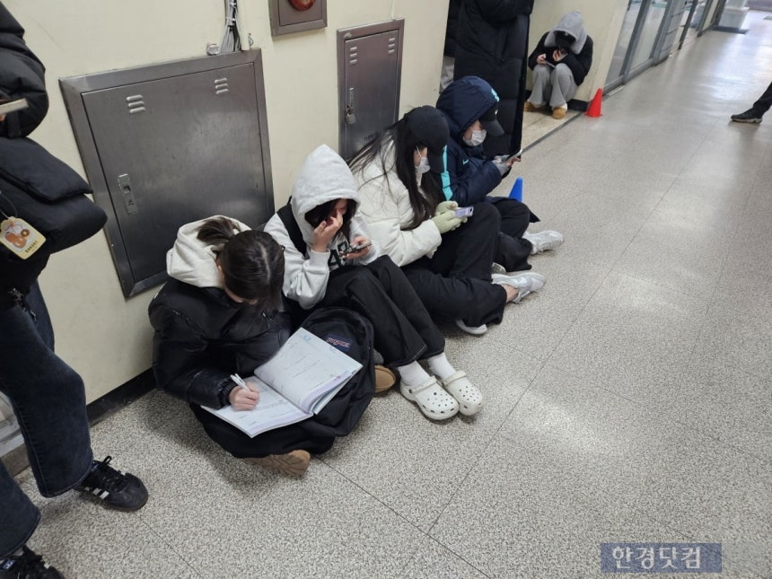 23일 오전 8시 50분경 사람들이 3000원 두바이 쫀득 쿠키를 구매하기 위해 오픈런 줄을 서고 있다.남슬(15) 양이 문제집을 풀면서 두쫀쿠 구매를 대기하고 있다./사진=박수빈 기자