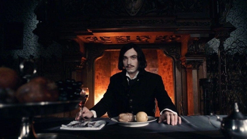 니콜라이 고골과 그의 소설 <외투>를 모티브로 만들어진 영화 '고골 더비기닝'의 한 장면.