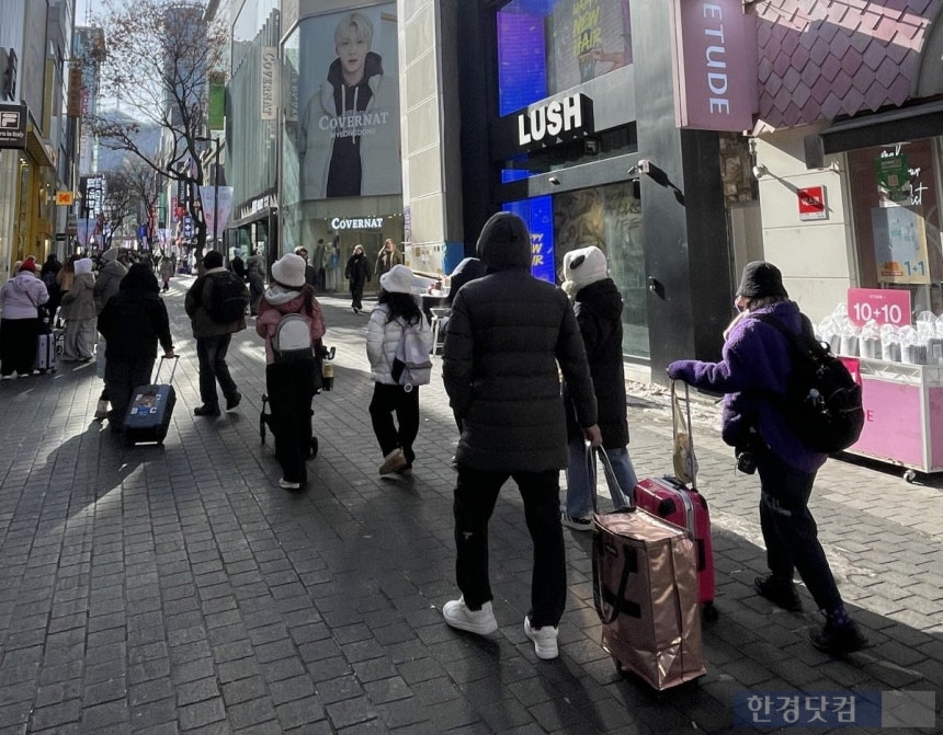 25일 서울 명동 거리에서 외국인 관광객들이 캐리어를 끌고 이동하고 있다./ 사진=박상경 기자