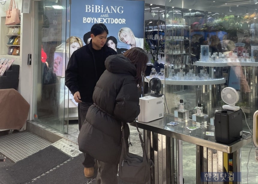 명동 한 매장 앞에서 외국인 관광객이 향수를 시향하고 있다./ 사진=박상경 기자
