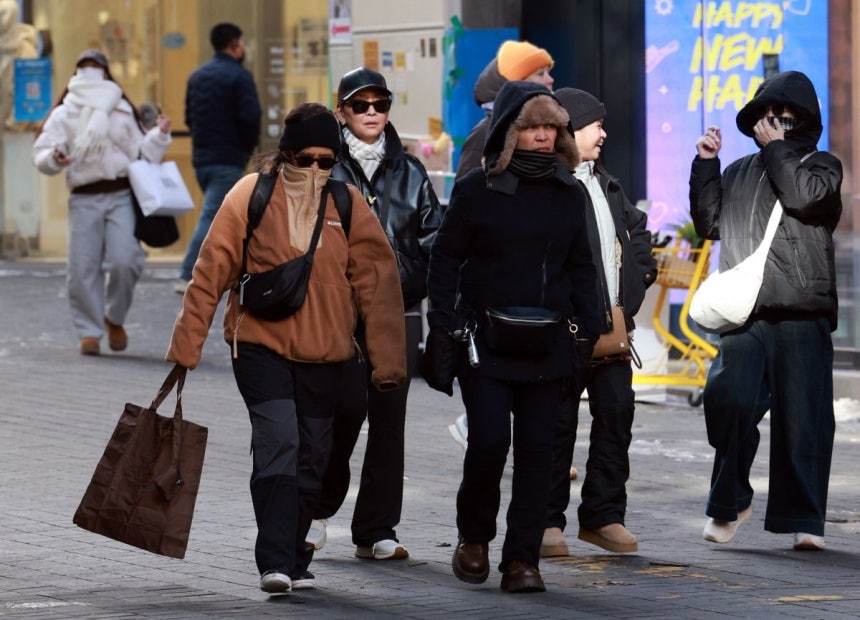 25일 서울 명동에서 두꺼운 외투와 방한용품으로 중무장한 외국인 관광객들이 길을 걷고 있다.사진=연합뉴스
