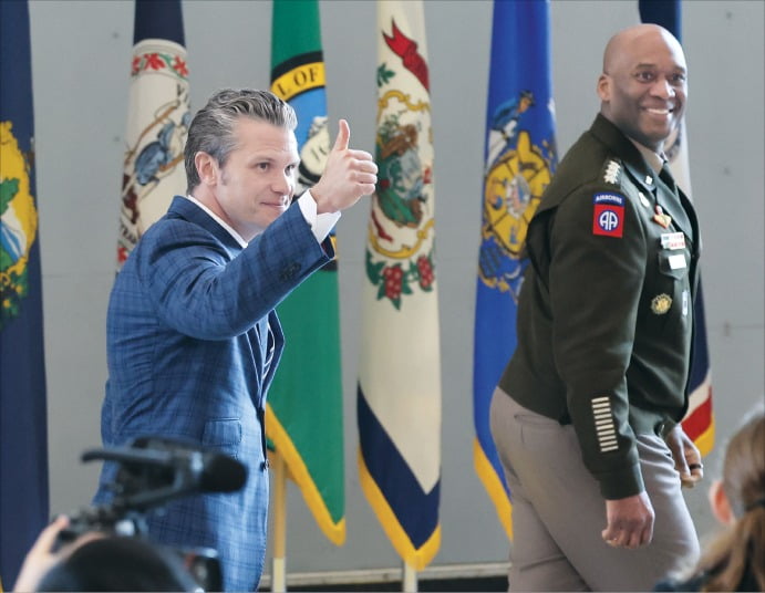 피트 헤그세스 미국 국방부 장관(왼쪽)./뉴스1