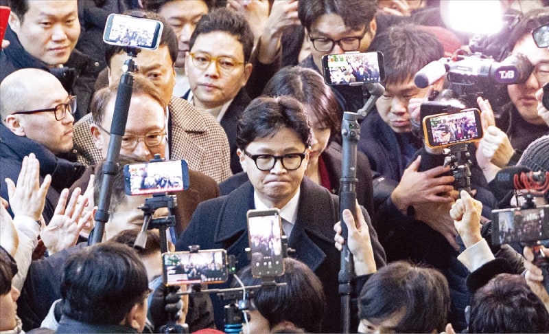 제명당한 한동훈 "반드시 돌아오겠다"…지방선거 앞 국힘 '내전'