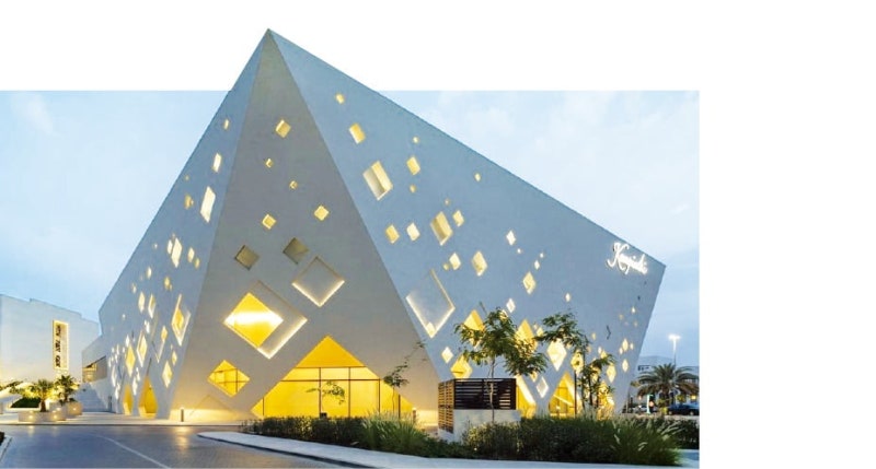 '103m 롱 풀'에서 수영하고…패러글라이딩으로 리조트 체크인