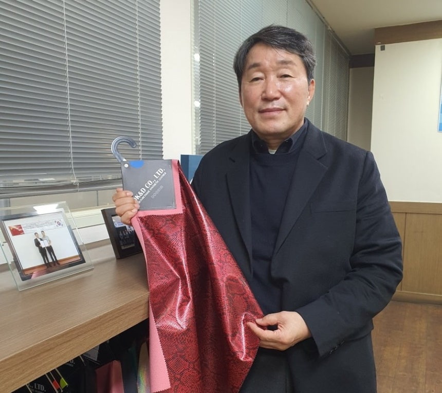 최민석 대표가 의류용 원단을 들어보이고 있다. 안산=윤현주 기자