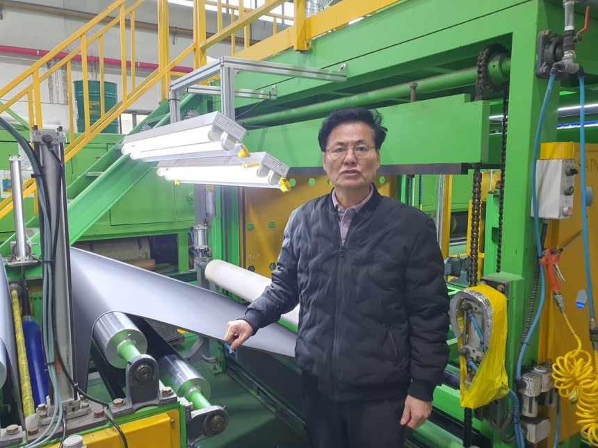 전승덕 본부장이 차량용 시트 아이템을 설명 중이다. 안산=윤현주 기자