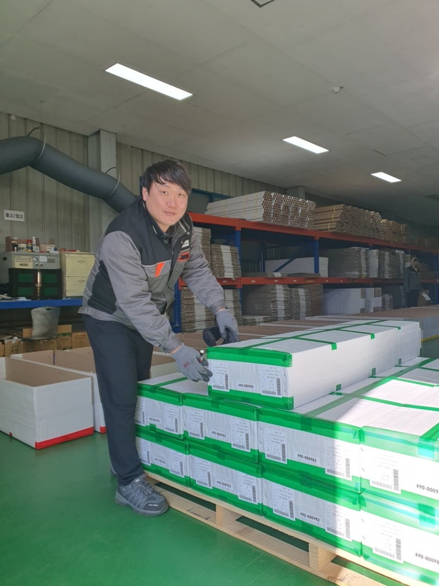 양희승 주임이 보스 제품 출하 준비 중이다. 안산=윤현주 기자