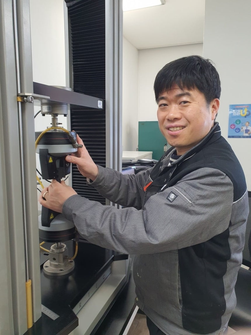 신효식 부장이 인장 인열 실험을 하고 있다. 안산=윤현주 기자