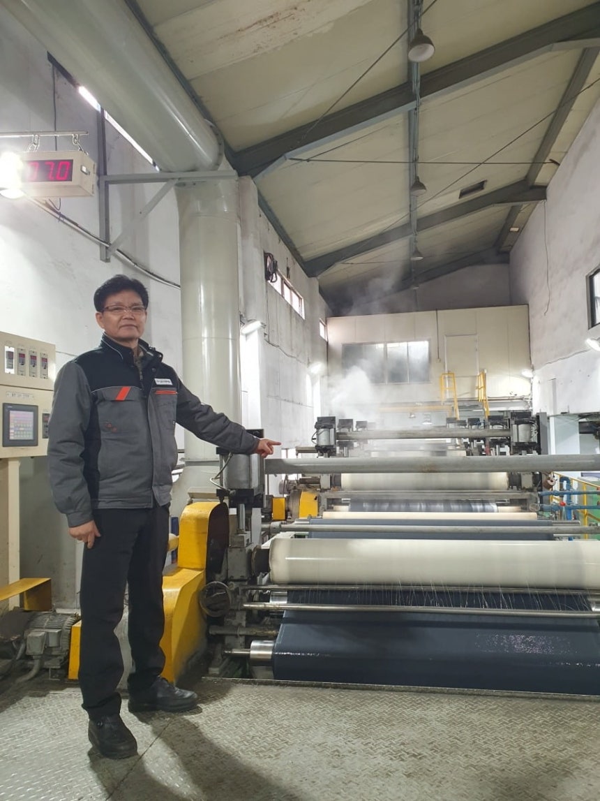 박상우 부장이 습식 라인을 설명하고 있다. 안산=윤현주 기자