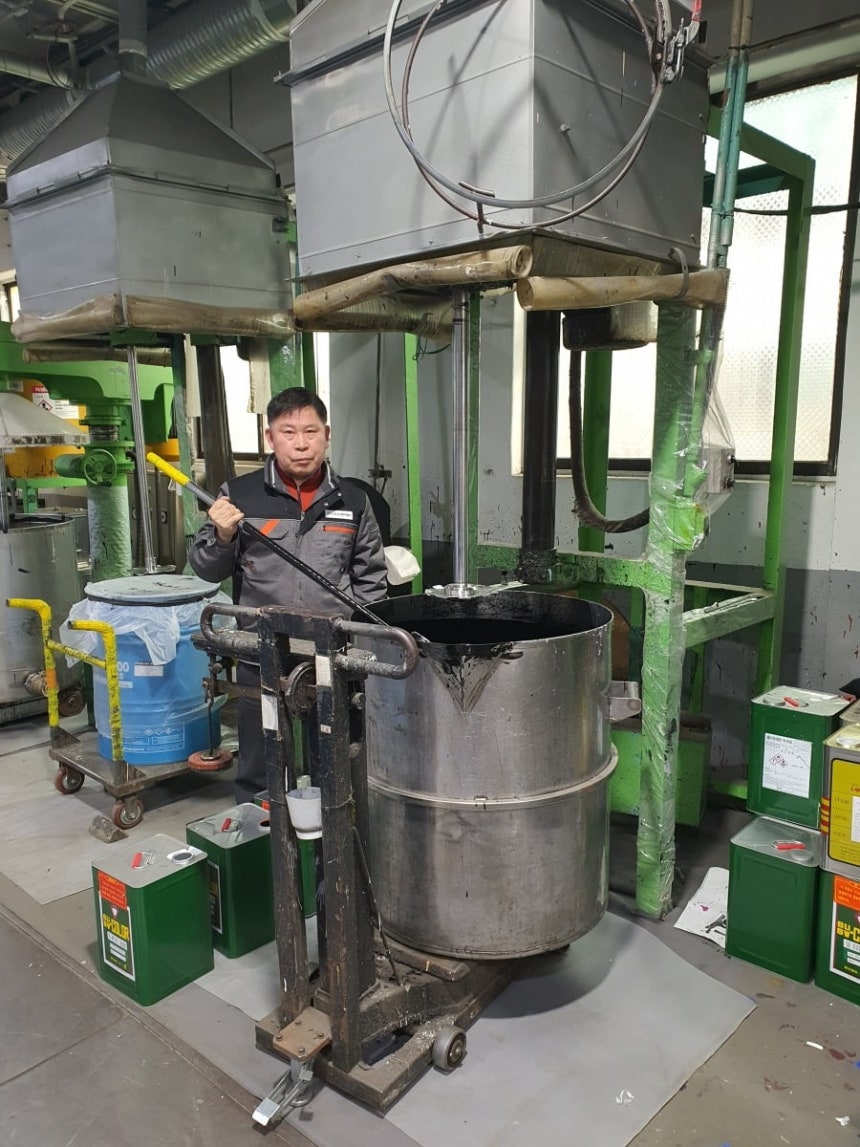 김태수 부장이 건식 배합 중이다. 안산=윤현주 기자