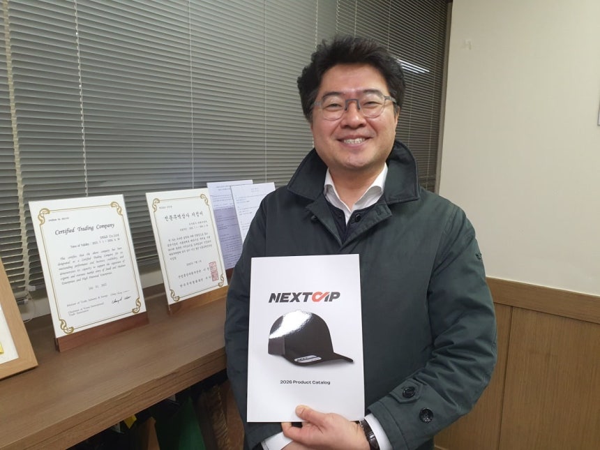 김준연 차장이 넥스트캡 브랜드를 보여주고 있다. 안산=윤현주 기자