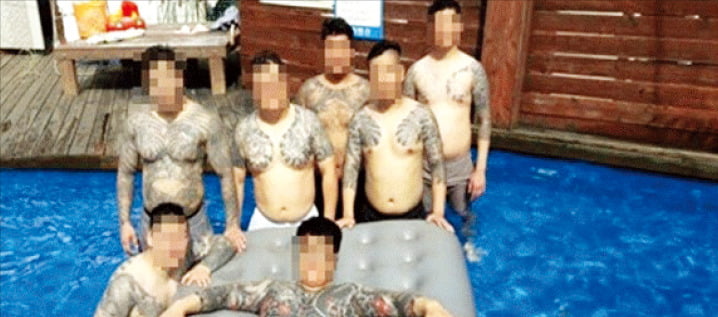 서울 강서구에서 활동하다가 지난해 경찰에 검거된 폭력조직 '신남부동파' 조직원들이 단합 모임을 하는 모습. 서울경찰청 제공