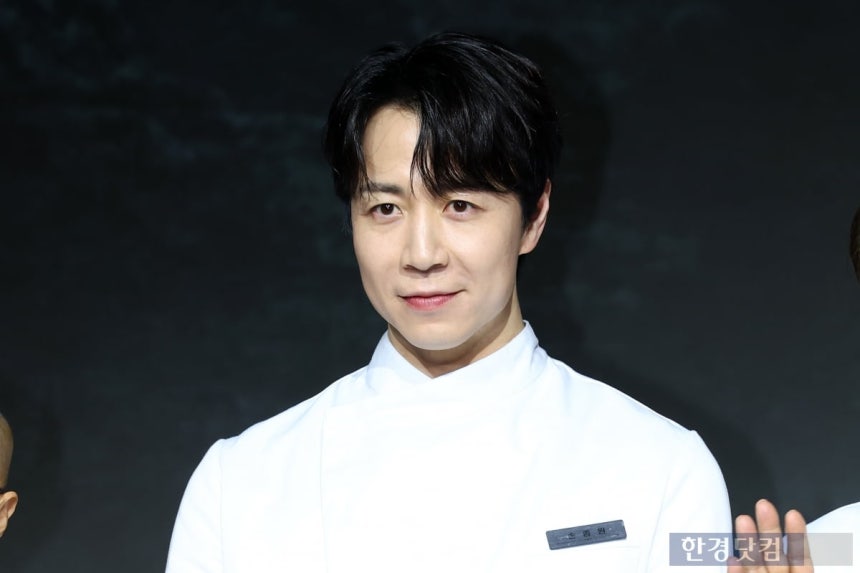 손종원 셰프가 17일 오후 서울 중구 JW메리어트 동대문 스퀘어에서 열린 넷플릭스 예능 '흑백요리사: 요리 계급 전쟁 시즌2'(연출 김학민, 김은지) 제작발표회에 참석해 포토타임을 갖고 있다.  /변성현 한경닷컴 기