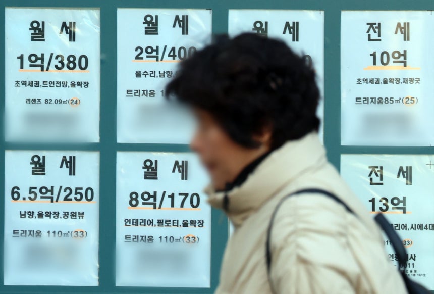 지난해 전세에서 월세로 전환해 임대차 계약을 체결한 건수가 5년 내 최대치를 기록했다. 1월 5일 국토교통부 실거래가에 따르면 지난해 서울 아파트 전월세 계약 갱신 건수는 총 9만 8480건이다. 이 가운데 전세에서