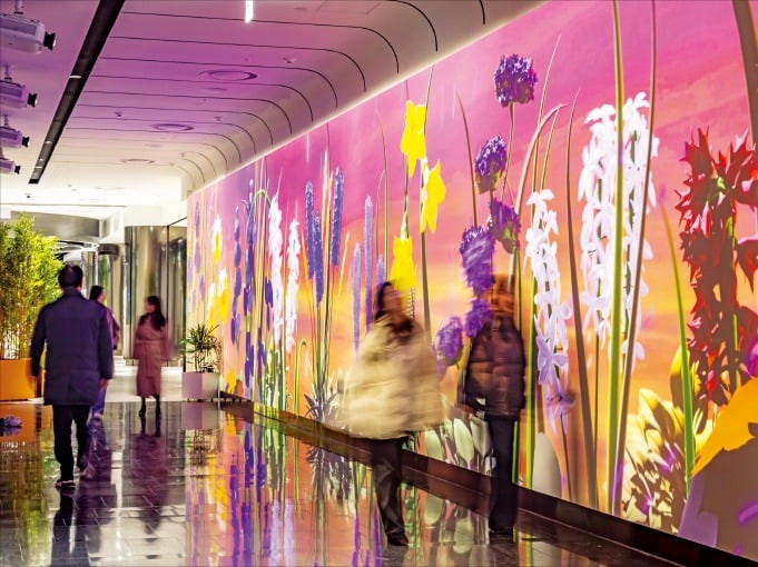 "미디어아트로 보는 미래 서울"…시청 지하공간 대변신