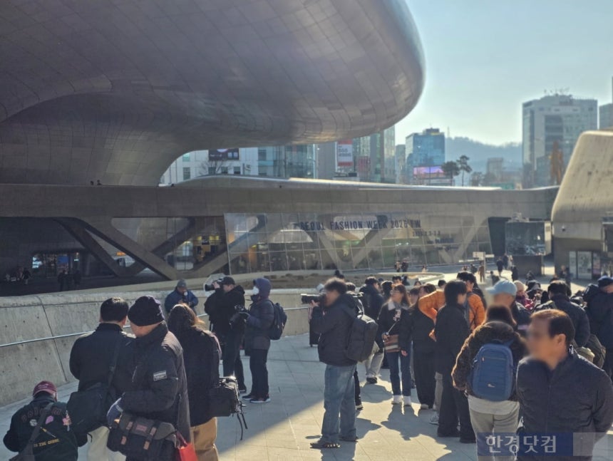동대문디자인플라자(DDP)에서 사람들이 촬영을 하고 있다/사진= 이정우 기자