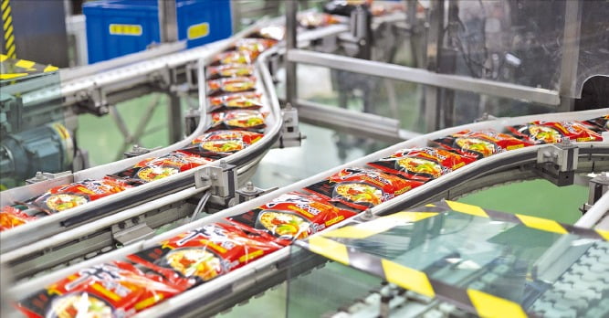 부산 모라동 농심 최대 수출 공장에서 신라면이 컨베이어 벨트를 따라 포장·검수되고 있다. /농심 제공