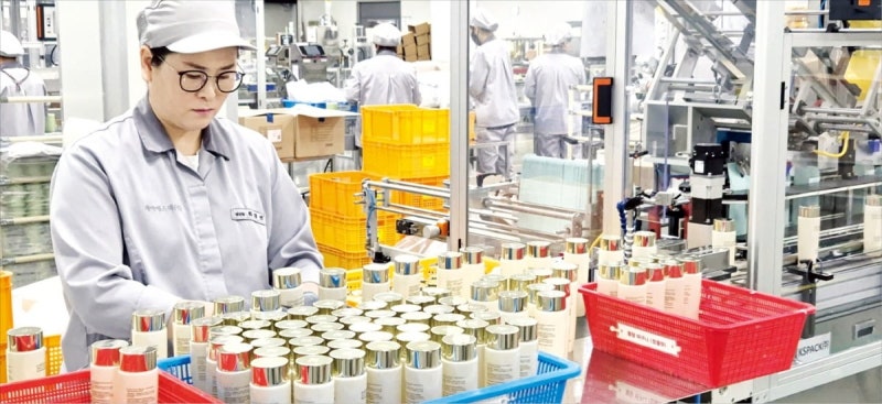 로봇이 조립, AI가 색 검수한다…K뷰티의 힘은 '첨단 제조력'