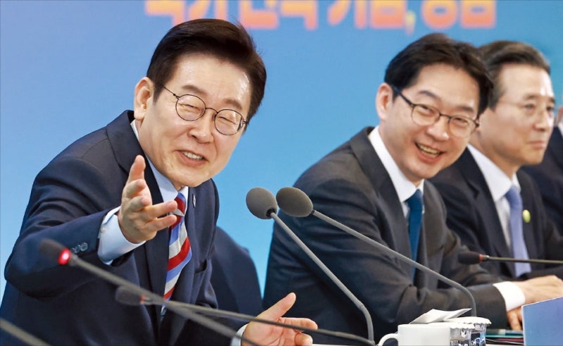 李대통령 "서울아파트 한 평에 3억, 말이 되나…정치가 바로잡아야"