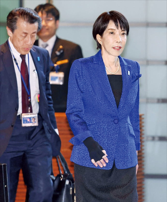 < 종전 이후 '최강 권력' > 총선에서 압승을 거둔 다카이치 사나에 일본 총리가 9일 도쿄 총리관저에 들어서고 있다. 다카이치 총리는 유세 기간 지지자들