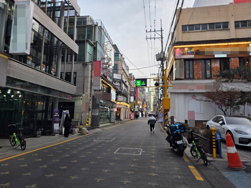 금요일인 지난 6일 오후 6시경 텅빈 강남역 일대 모습. /사진=이정우 기자