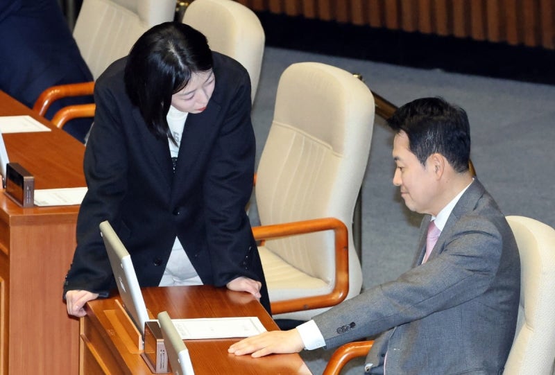 손 짚고 머리 넘기며 따진 배현진…시선 피한 장동혁 '무슨 대화길래'