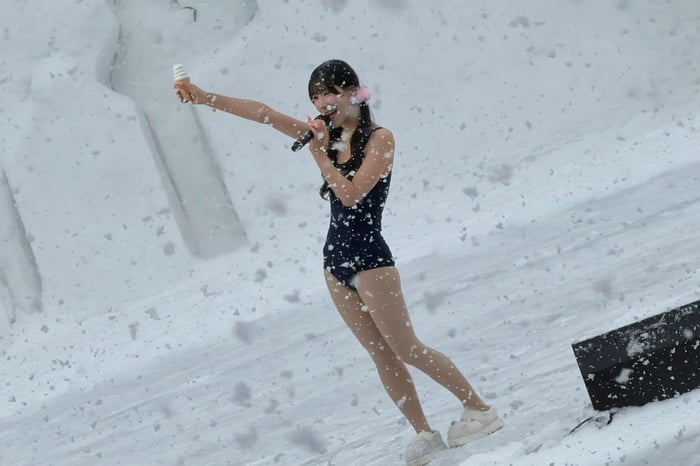 폭설에 수영복 차림…日 걸그룹 '학대 논란'에 결국