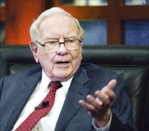 버핏의 마지막 선택…퇴임 전 애플 팔고 뉴욕타임스 샀다