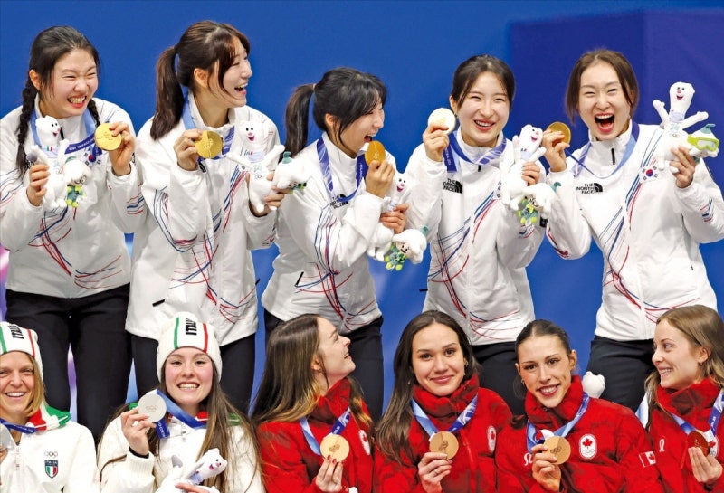 최민정 '노련함' 김길리 '폭발력'…원팀으로 일군 금빛 질주 [2026 밀라노올림픽]