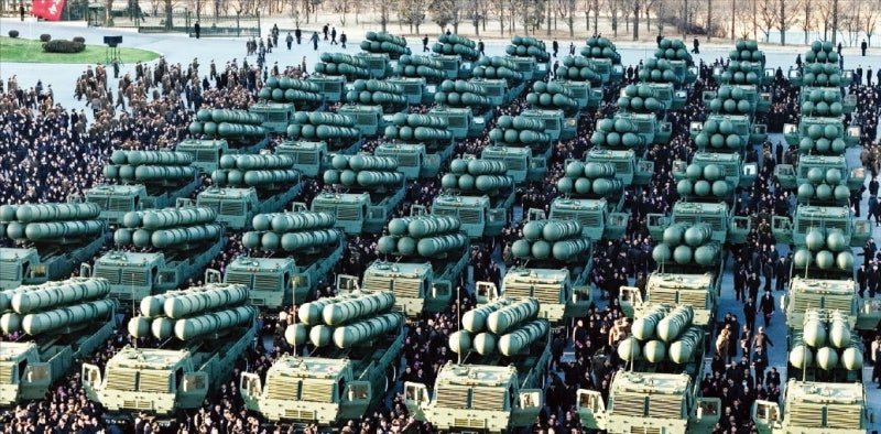 北, 핵탑재 가능한 방사포 공개…한반도 전역이 사정권