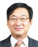 [한경에세이] 치료는 이어달리기다