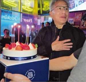 젠슨 황 생일상에 오른 파리바게뜨 케이크