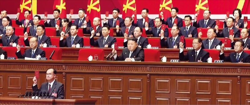 김정은 "불가역적 국가지위"…핵보유국 과시