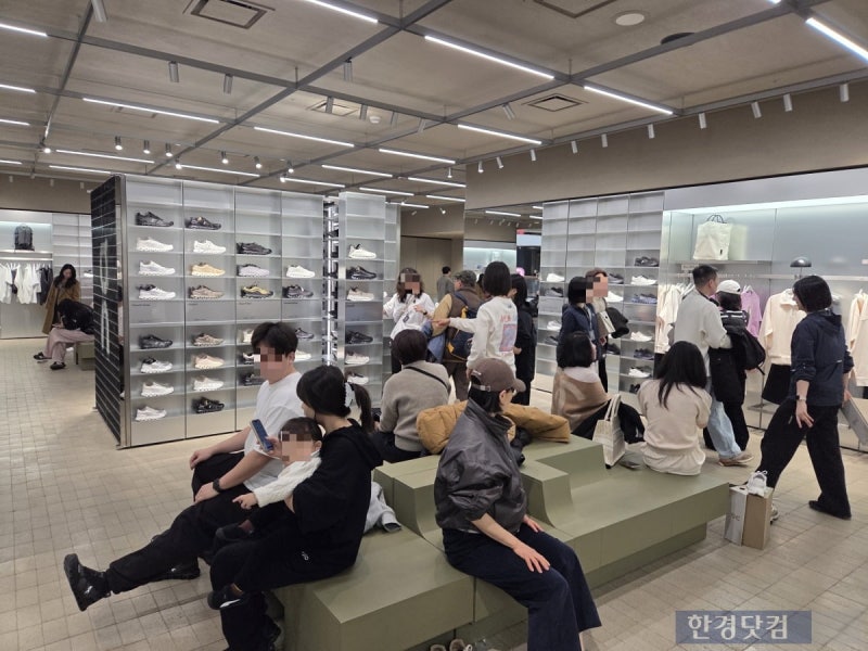 "명품인 줄 알았네"…요즘 백화점서 줄 서서 산다는 브랜드 [트렌드노트]