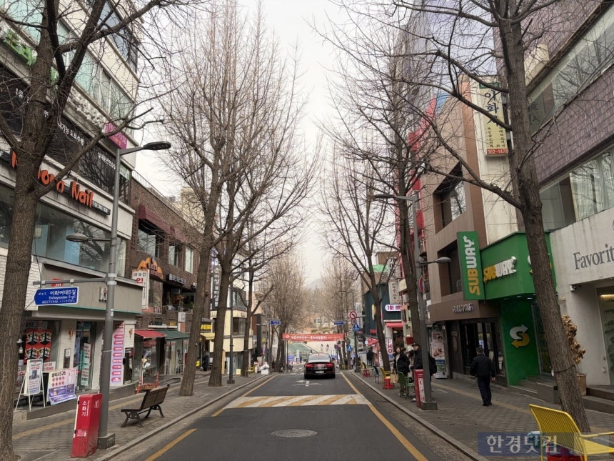 22일 방문한 서울 서대문구 이화여대길. / 사진=이수 기자