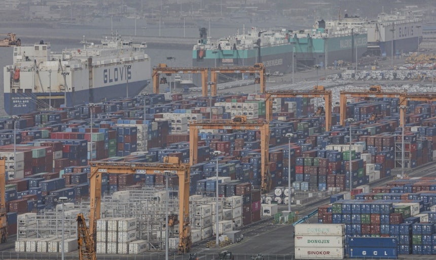 경기도 평택항에 컨테이너가 쌓여있는 모습.