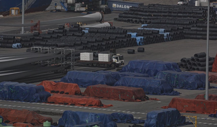 경기도 평택항에 수출용 철강 제품이 쌓여있는 모습.