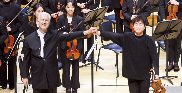 사제간 교감으로 풀어낸 선율…금관의 묵직한 연주와 밸런스