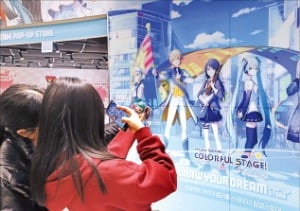 불황에도 돈 쓴다…'덕후' 끌어모으는 백화점