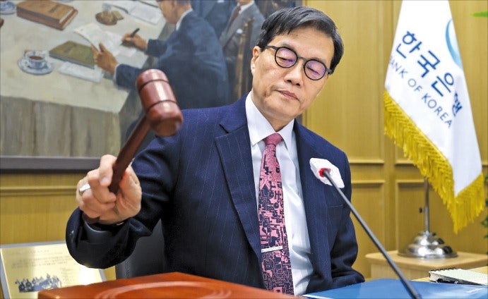 한은, K자형 성장 우려에 '비둘기적 동결'…국채금리 일제히 하락