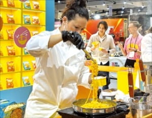 내수 침체·가격인하 압박에…K푸드, 해외 생산거점 늘린다