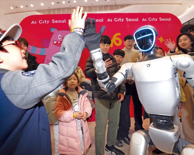 [포토] “반가워, 로봇 친구”