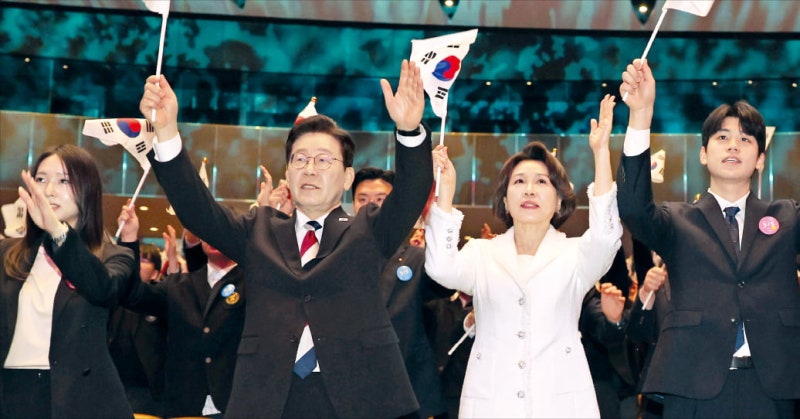 李 "남북 적대, 이익 안돼…北 체제 존중"