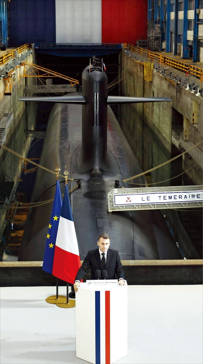 마크롱 "핵탄두 늘릴 것"…유럽, 자체 '핵우산' 편다