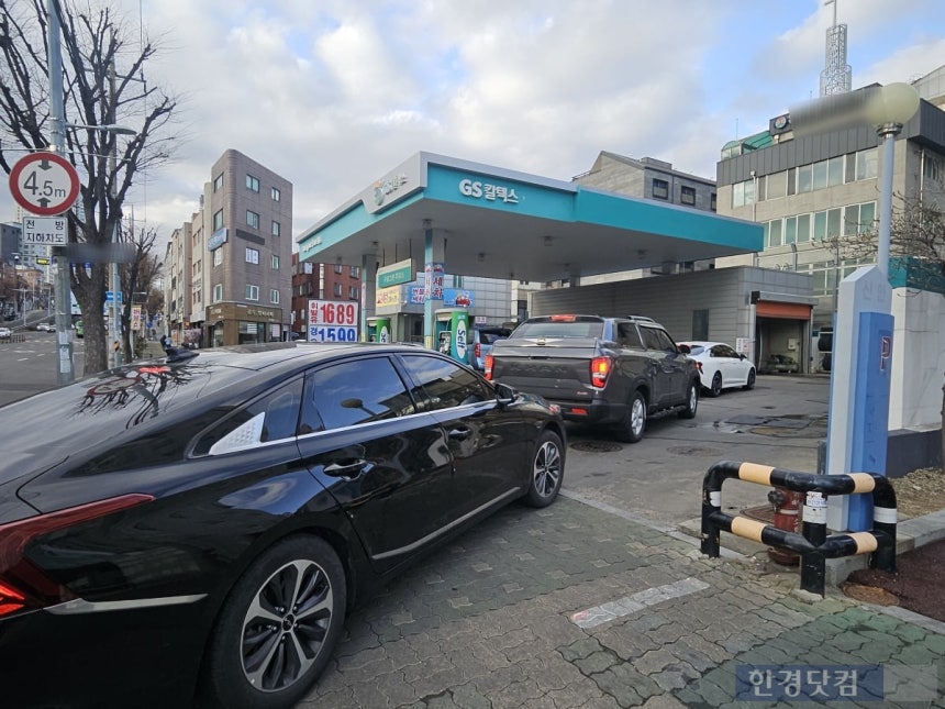 3일 북적이는 주유소/사진=유지희 기자