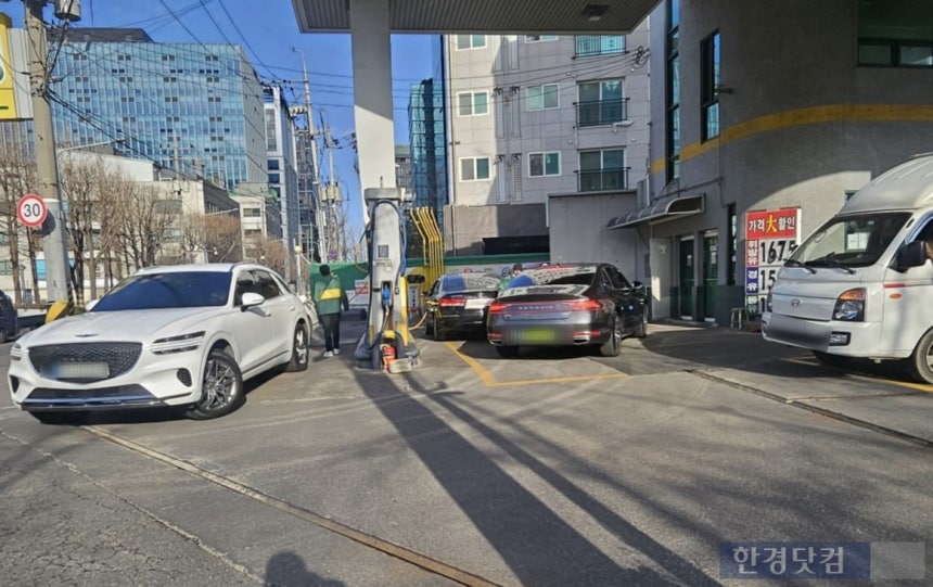 3일 북적이는 주유소/사진=유지희 기자