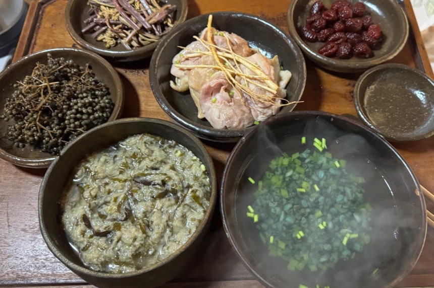 구운 토끼고기와 산삼뿌리, 다슬기국, 산초무침, 산딸기가 올라간 밥상. ⓒ이혜원